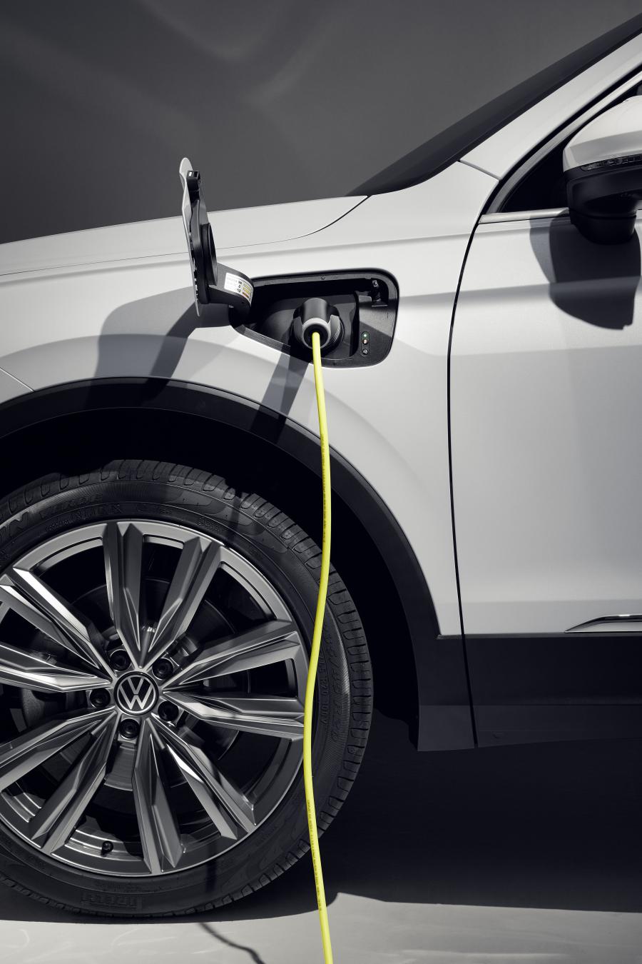 Детали экстерьера Volkswagen Tiguan eHYBRID 2020 года  (WW) (фото 4 из 5)
